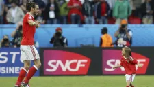 Gareth Bale festeja el triunfo de Gales con su hija