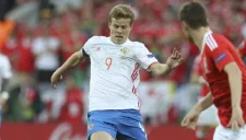Aleksandr Kokorin disputa el esférico en la Euro 2016