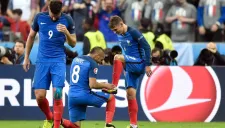 Griezmann celebra su gol contra Islandia junto a Payet