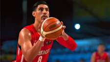 Gustavo Ayón se prepara para cobrar un tiro libre