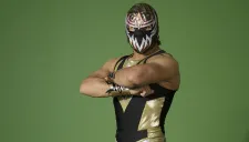 Máscara Dorada posa en una sesión fotográfica