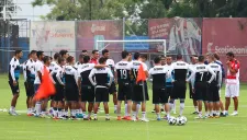 El plantel de las Chivas se junta durante un entrenamiento