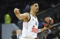 Ayón disputa partido con Real Madrid