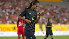 Stephany Mayor celebra un gol con el Tricolor