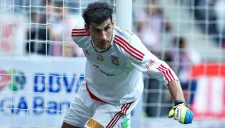 Guzmán busca el balón en un juego de Tigres