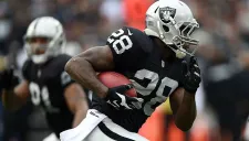 Murray corre con el ovoide durante un partido con los Raiders