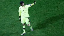 Petr Cech saluda tras un partido de la Eurocopa 2016