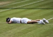 Federer tirado sobre césped natural de Wimbledon