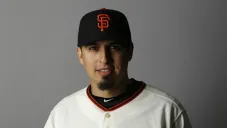 Peña posa con la indumentaria de los Gigantes de San Francisco