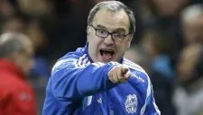 Bielsa da indicaciones a sus pupilos desde el banquillo