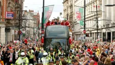 Jugadores de Gales, durante el desfile de bienvenida en la ciudad de Cardiff