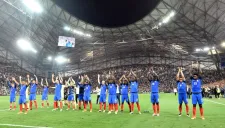 Jugadores de Francia saludan a su público