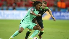 Renato Sanches conduce el balón en partido contra Gales