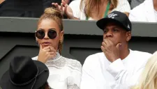 Beyoncé y su esposo sentados en la grada de Wimbledon