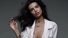Emily Ratajkowski posa sensual para la cámara