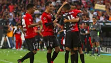 Futbolistas del Atlas se abrazan tras marcar a Newell's