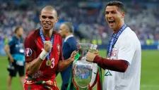 Pepe y CR7 posan felices con el trofeo de la Eurocopa