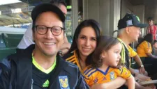 Rob Schneider junto a su esposa e hija apoyando a Tigres