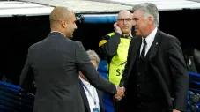 Guardiola y Ancelotti se saludan en un partido