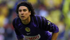 Guillermo Ochoa en un partido con América
