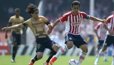 Britos y Bravo pelean un balón en un partido