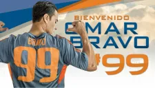 Omar Bravo posa con la camiseta de su nuevo equipo en la NASL