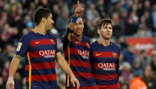 Neymar festeja un gol con Suárez y Messi