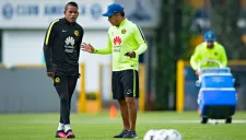 Michael Arroyo recibe instrucciones de Ambriz en Coapa