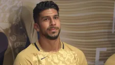 El delantero de Pumas, Eduardo Herrera, posa con la nueva playera de visita