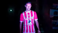 Severo Meza modela la nueva playera de Necaxa