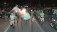 Momento en que intentaron apagar la antorcha olímpica