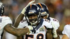 Von Miller festeja durante el Super Bowl 50