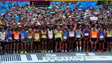 Corredores se preparan para la salida en el Maratón de la CDMX