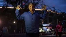 Zelada posa con las manos abiertas