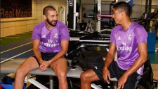 Benzema platica con Varane en gimnasio del Madrid