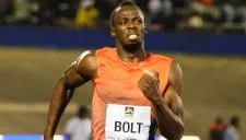 Usain Bolt conquistando los 100 m en el Estadio Nacional en Kingston