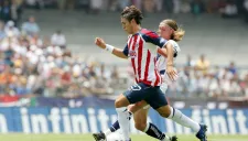 Arellano y Leandro pelean un balón en el 2007