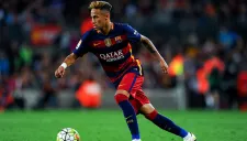 Neymar conduce el balón en juego de Barcelona
