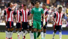 Jugadores de Chivas se lamentan tras la derrota frente a Pumas