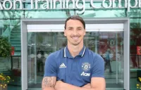 Zlatan con el uniforme de presentación del Manchester