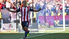 Omar Bravo celebra su último gol en Chivas, frente a Veracruz por la SupercopaMX