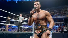 Alberto del Río habla bajo el encordado