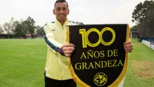 Rubens Sambueza con el banderín de América en el Centenario