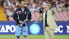 Gonzalo Higuaín, junto al presidente del Nápoles
