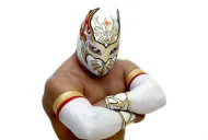 Carístico posa con su máscara