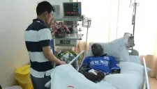 Demba Ba platica con Sun Xiang en el hospital