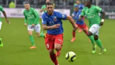 Andy Delort, conduce el balón durante un partido con el Caen