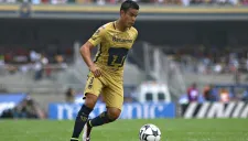 Pablo Barrera disputa el partido contra Chivas de la J1