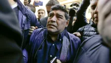 Diego Armando Maradona llegando a la Asociación Argentina de Futbol