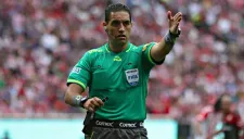 El árbitro Roberto García Orozco durante un juego del Clausura 2015 de la Liga MX